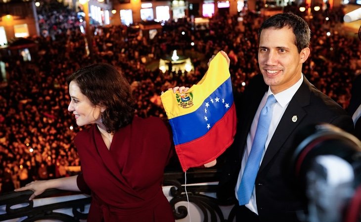 Ayuso programó un acto cargado de parafernalia para recibir a Guaidó en pleno escándalo por el 'Delcygate'