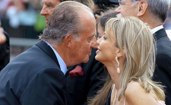 Don Juan Carlos y Corinna Larsen saludándose a la llegada de un acto