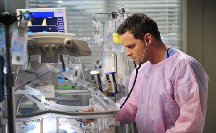 Alex tratando a un paciente en 'Anatomía de Grey'