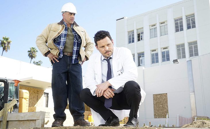 Karev dirigiendo el Pac-North en 'Anatomía de Grey'