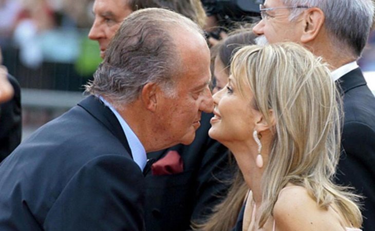 Don Juan Carlos y Corinna se saludan a la llegada a un acto