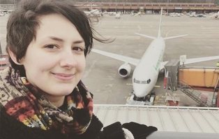 Una mujer planea casarse con el amor de su vida: un avión