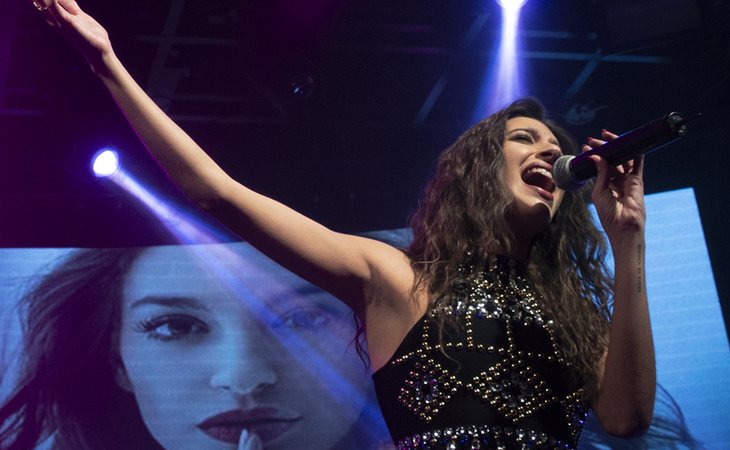 Ana Guerra, durante la gira de 'Reflexiones' sobre el escenario