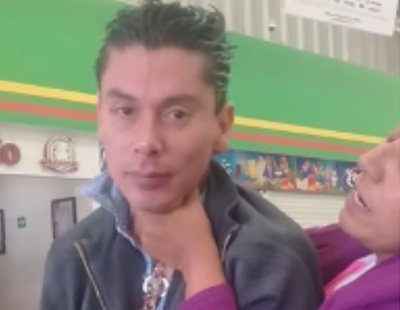 Una madre golpea y exhibe a un hombre por grabar a su hija en una tienda en México