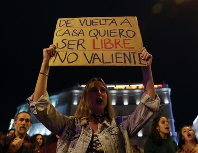 Un hombre secuestra y ataca con un hacha a dos mujeres mientras gritaba consignas contra el 8M