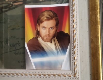 Una señora lleva años rezando a una foto de Obi-Wan Kenobi creyendo que es un santo