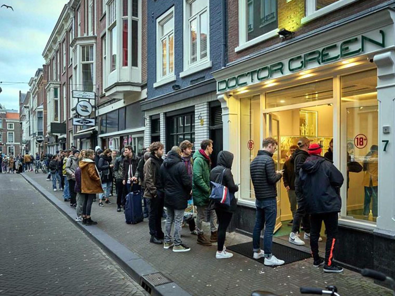 Enormes colas en los Coffe-Shops de Holanda para comprar provisiones de marihuana por el coronavirus