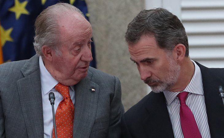 A pesar de que Felipe VI lo sabía, permitió a su padre Juan Carlos I seguir cobrando su asignación pública durante al menos un año