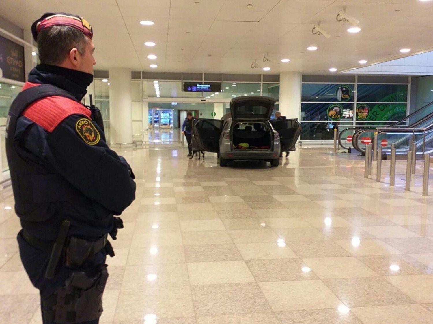 Dos detenidos tras irrumpir en coche en el aeropuerto del Prat al grito de "Alá es grande"