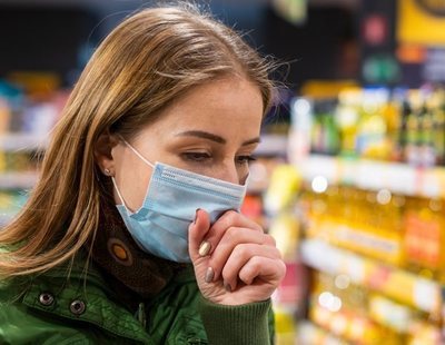 Una mujer tose intencionadamente sobre comida en un supermercado en EEUU para sembrar el pánico por el coronavirus