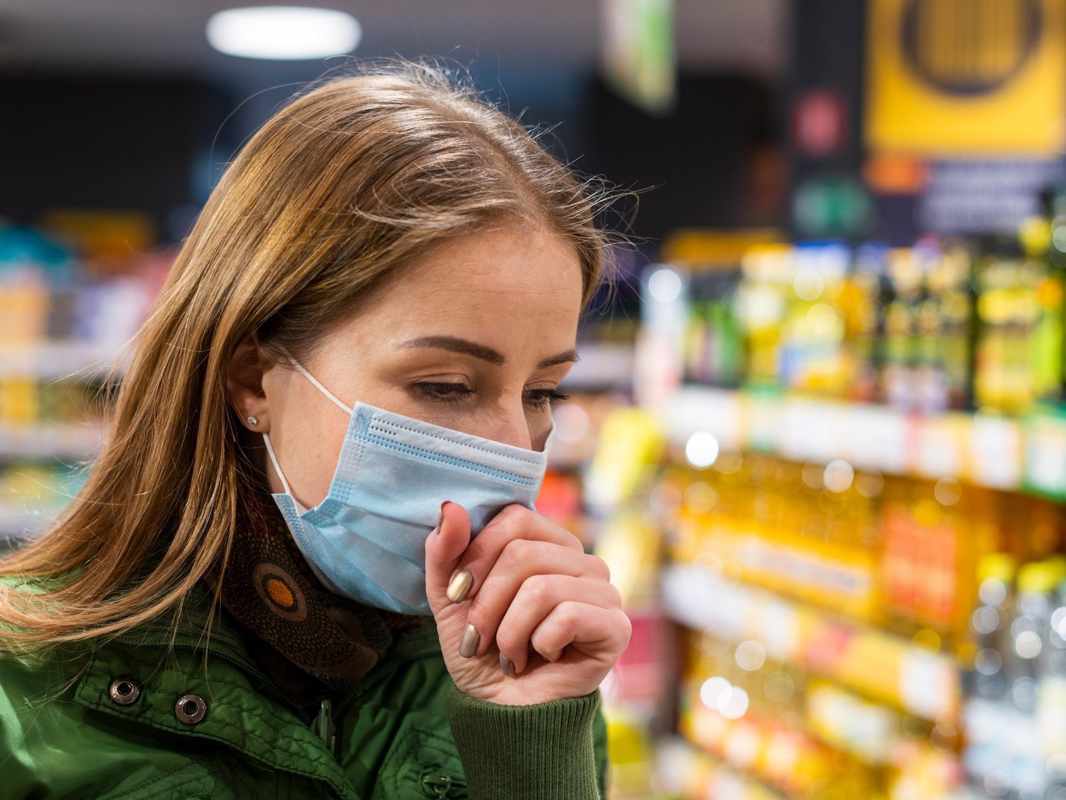 Una mujer tose intencionadamente sobre comida en un supermercado en EEUU para sembrar el pánico por el coronavirus