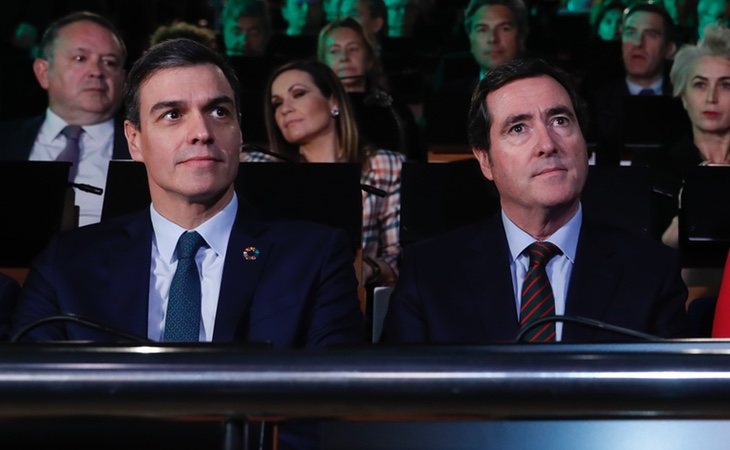 El presidente de la CEOE, Antonio Garamendi, junto al presidente del Gobierno, Pedro Sánchez