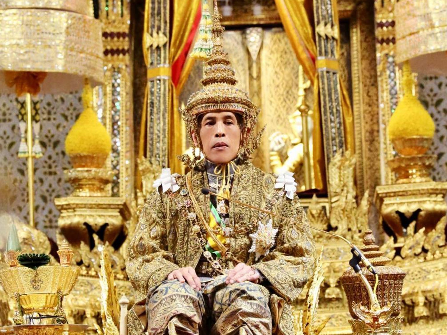 Críticas al rey de Tailandia por pasar la cuarentena con 20 concubinas en un hotel de lujo