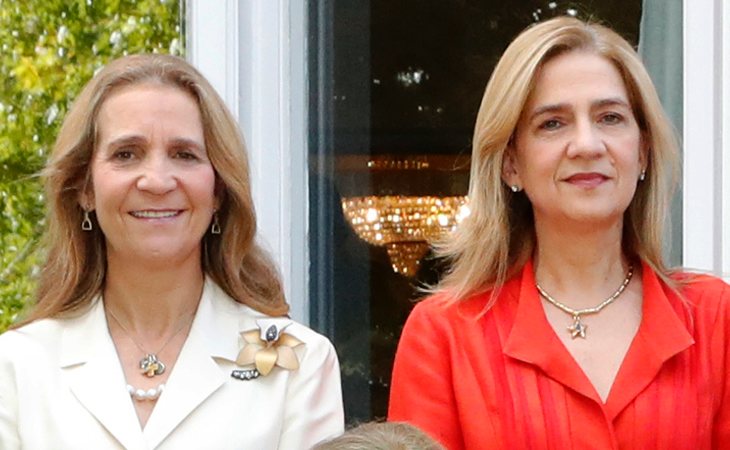 Las infantas Elena y Cristina en uno de los posados de la Familia Real