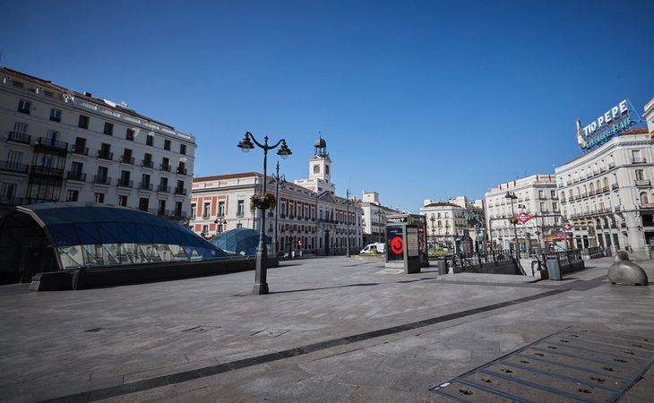 La Puerta del Sol de Madrid, vacía ante el confinamiento por el estado de alarma