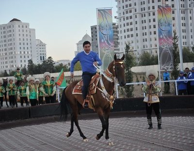 Turkmenistán detiene a quienes mencionan el coronavirus o utilizan mascarillas en la calle