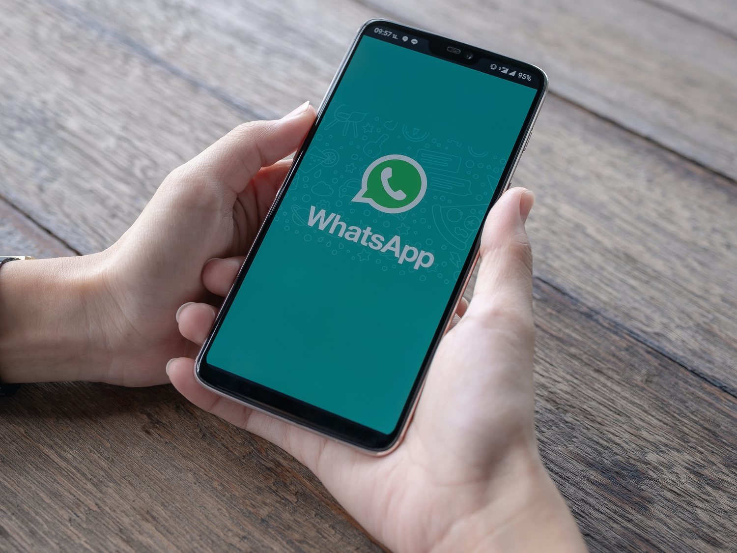 WhatsApp solo permitirá reenviar los mensajes a un chat cada vez para frenar bulos