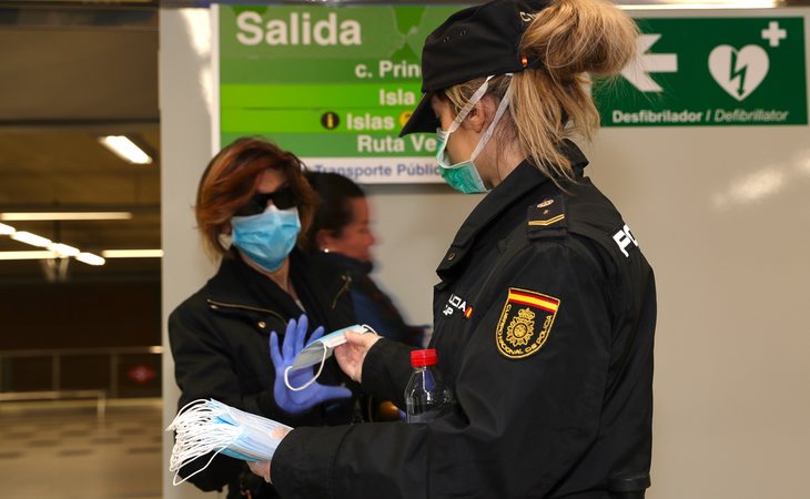 La Policía reparte mascarillas en el metro de Madrid