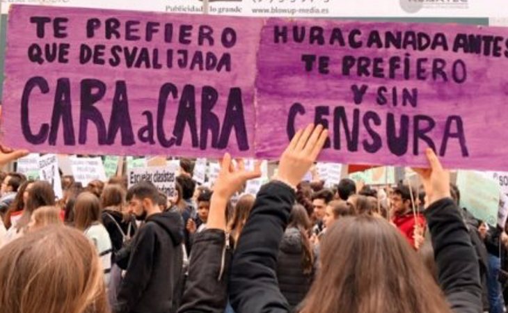 Pancartas del 8M con estrofas de 'Qué sabrá Neruda', canción de Javy Ramírez