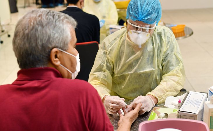 Un pasajero se realiza un test rápido de coronavirus antes de embarcar en el aeropuerto de Dubai