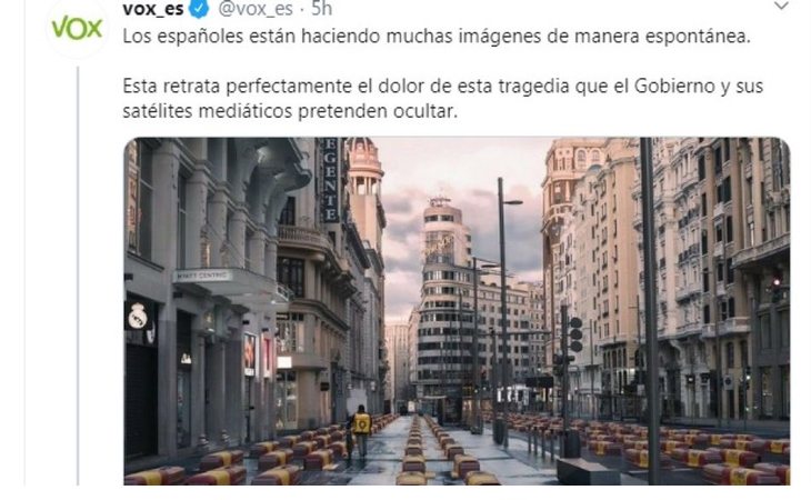 Montaje de VOX con féretros en la Gran Vía de Madrid