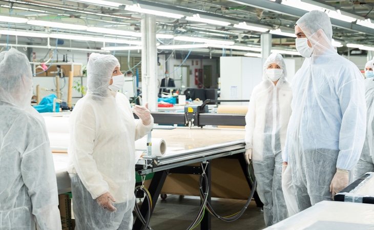 Pedro Sánchez, durante su reciente visita a los talleres de los grandes almacenes