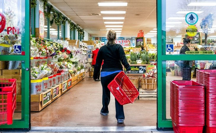 El hombre intentó acceder a un supermercado acompañado de otra persona, algo que impide el actual decreto del estado de alarma