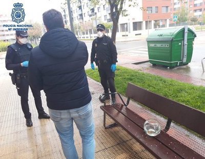 Multan a un hombre en Logroño por sacar a 'pasear' a sus peces como mascota en una pecera