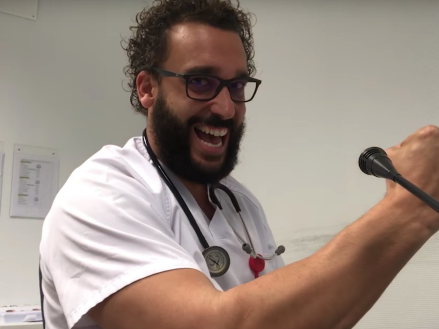 Spiriman dice que hay que insultar y escupir en la cara a los médicos "sinvergüenzas"