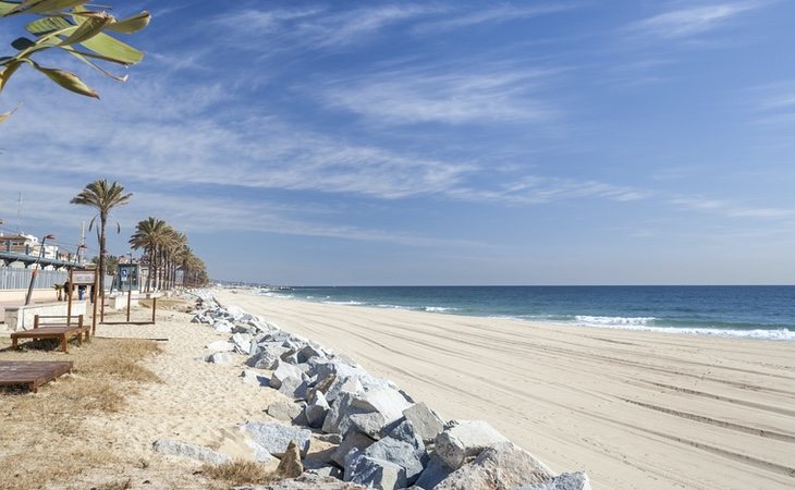 Varios vecinos aseguran que le han visto paseando junto a su esposa por la playa de Vilassar