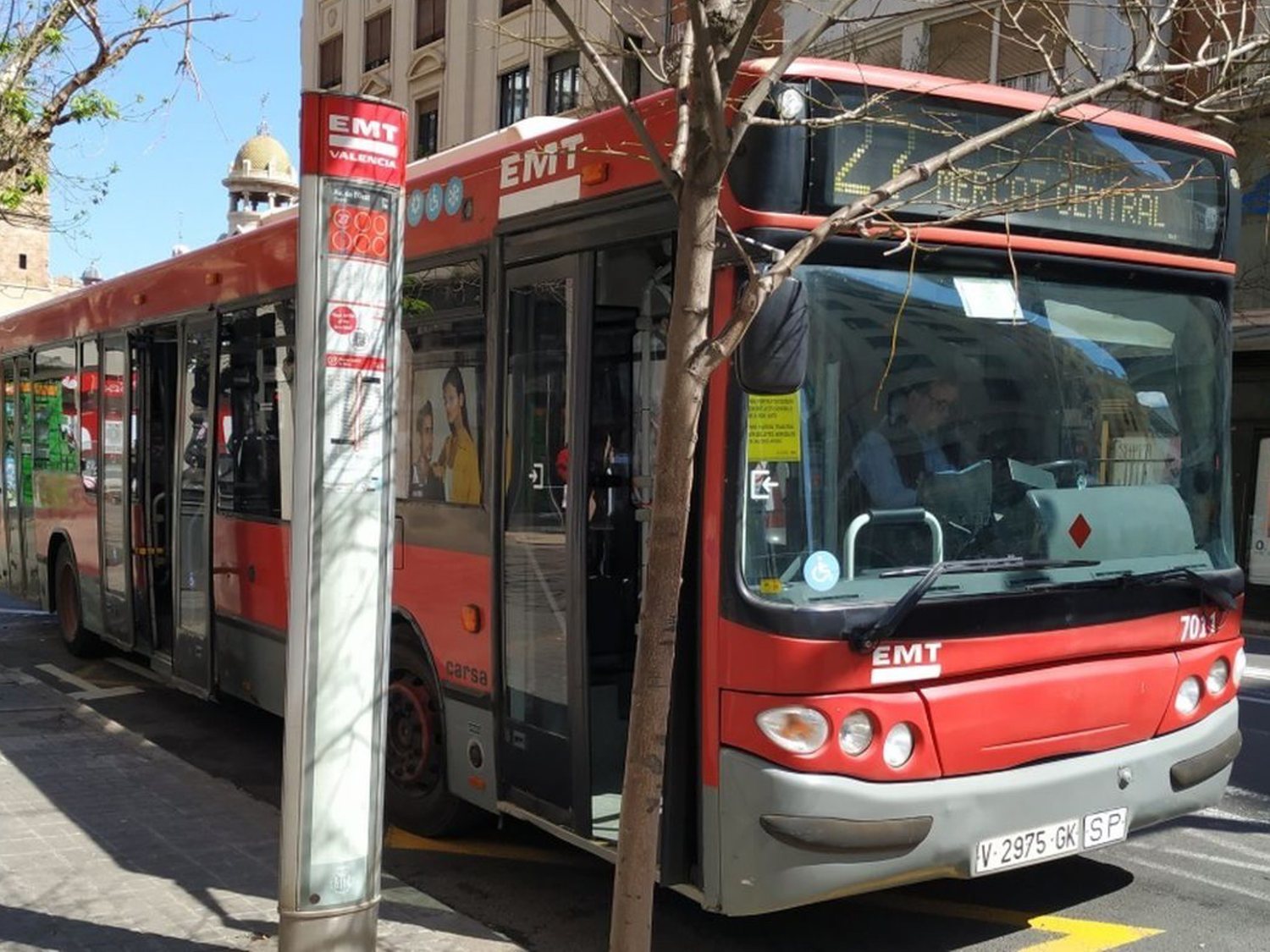 Un autobús embiste al coche de un conductor alterado que había aparcado en el carril bus