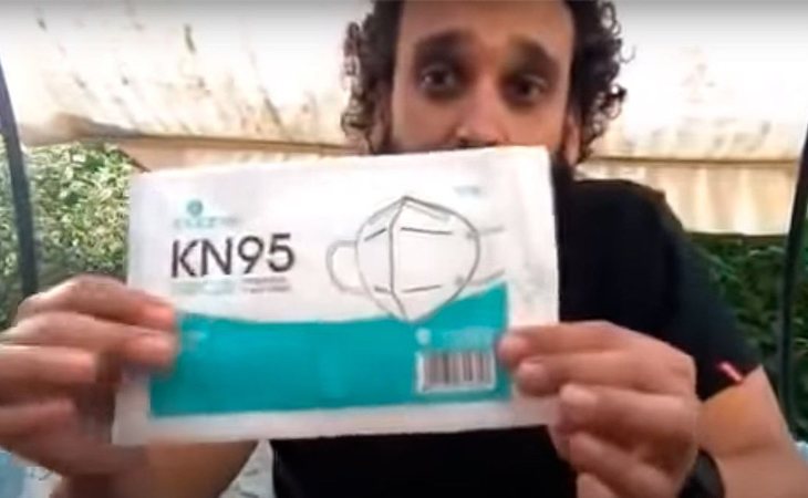 Spiriman presumiendo de las mascarillas de dudosa eficacia donadas a hospitales que las autoridades han tenido que retirar