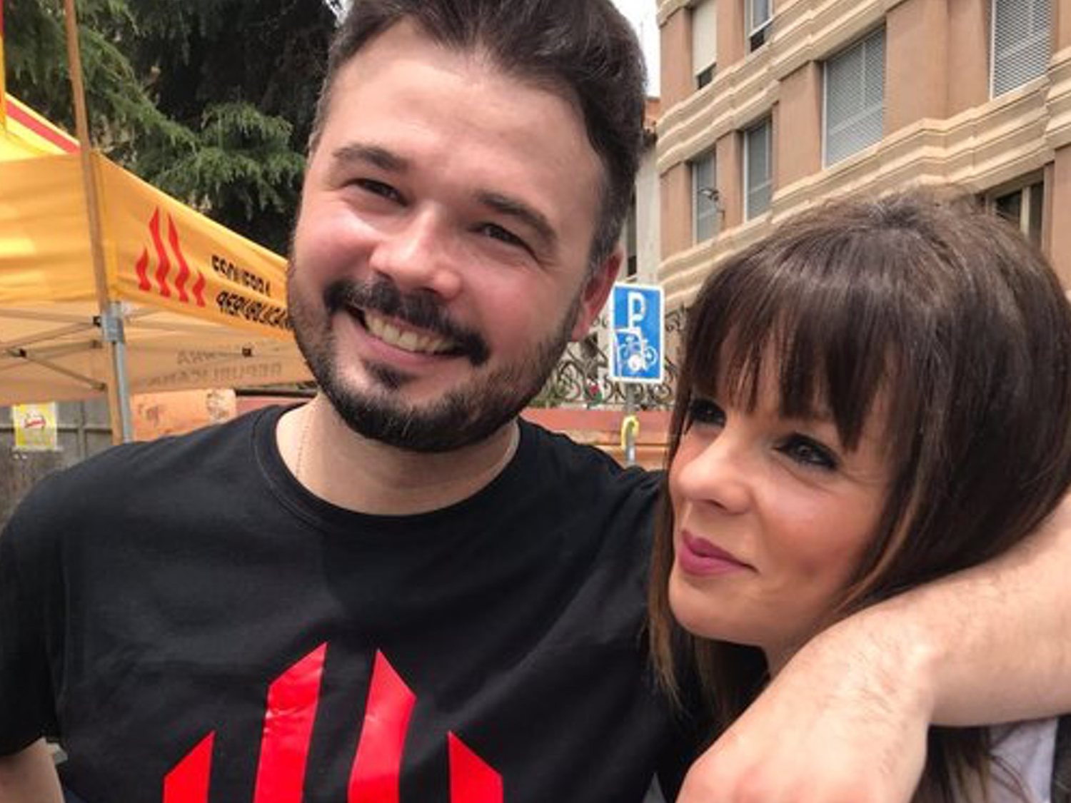 La ex de Gabriel Rufián adopta un galgo español y le llama Rufi