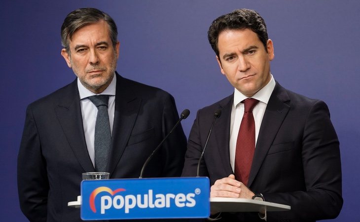 Enrique López (izq) propuso la medida, que posteriormente fue abrazada por el Gobierno y contra la que ahora carga el PP