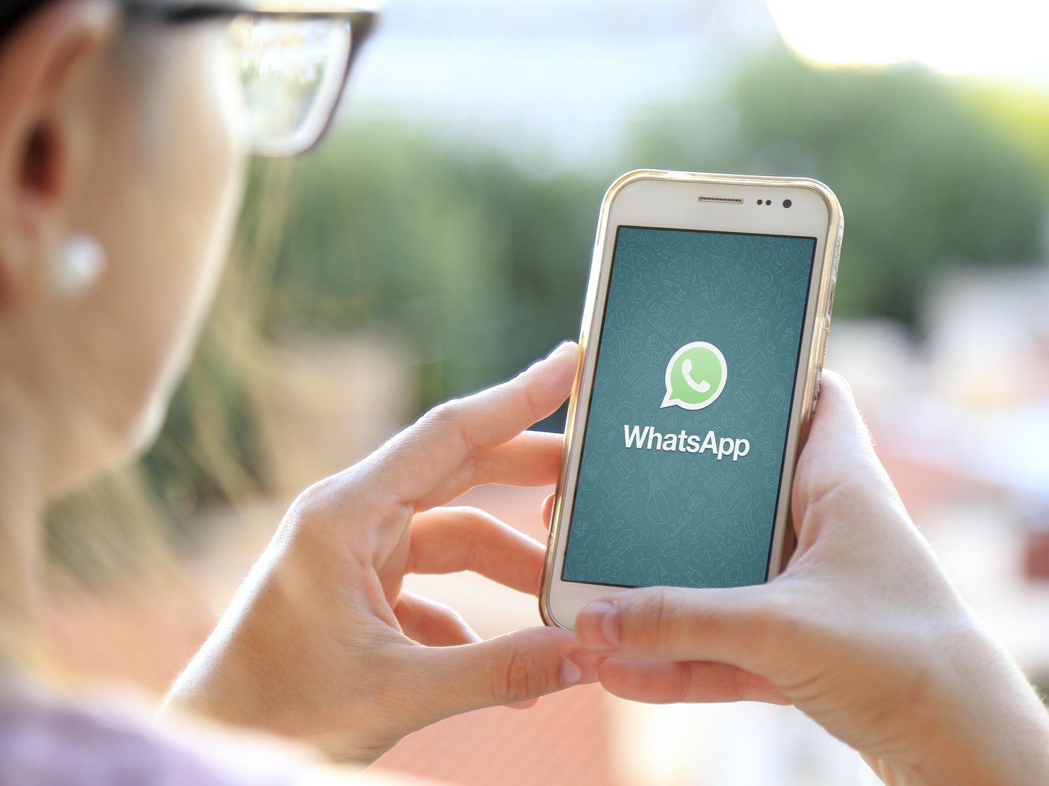 El truco de WhatsApp para ocultar las conversaciones más íntimas sin borrarlas