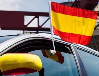 Multas por llevar la bandera de España en el coche: el bulo de la extrema derecha y Girauta