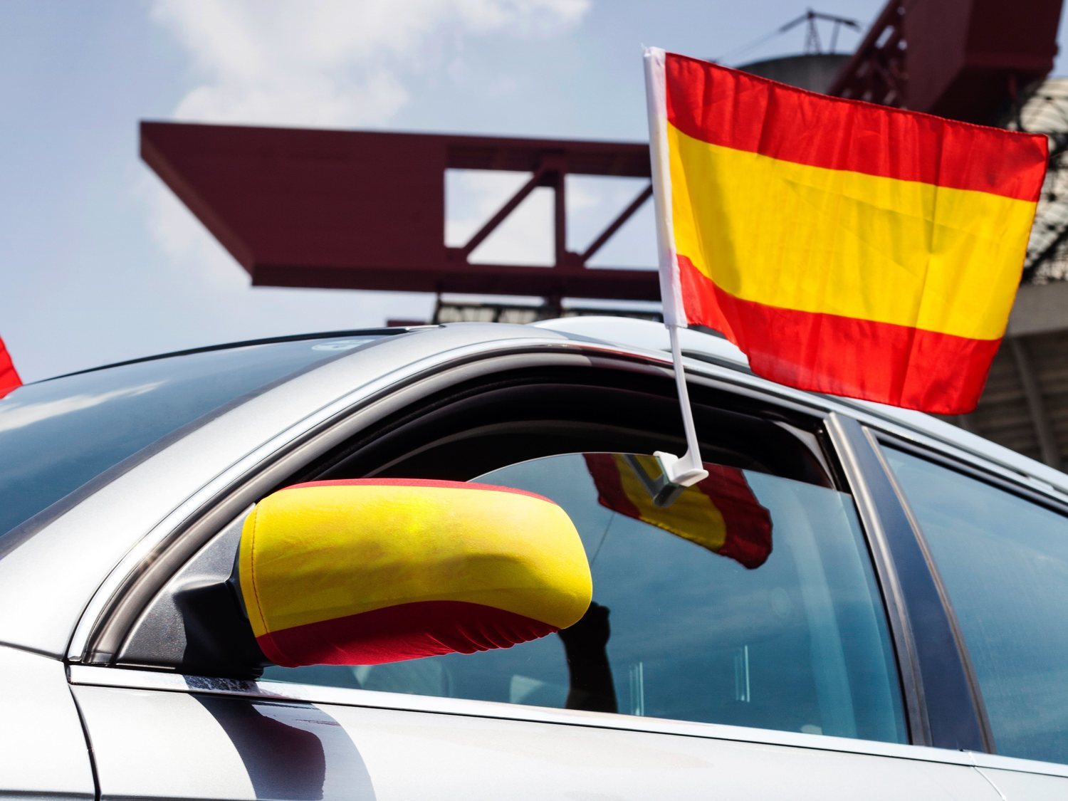 Multas por llevar la bandera de España en el coche: el bulo de la extrema derecha y Girauta