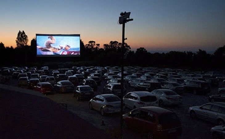 El autocine de Gijón se encuentra en la carretera de la Providencia al Infanzón con vistas al Cantábrico