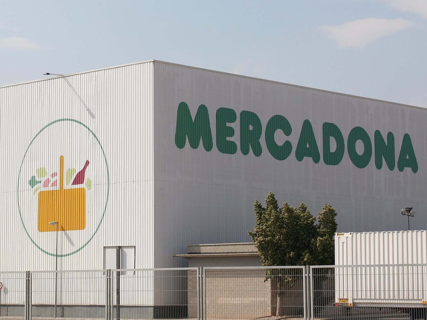 Mil euros y contrato fijo: la oferta de trabajo de Mercadona para los fines de semana