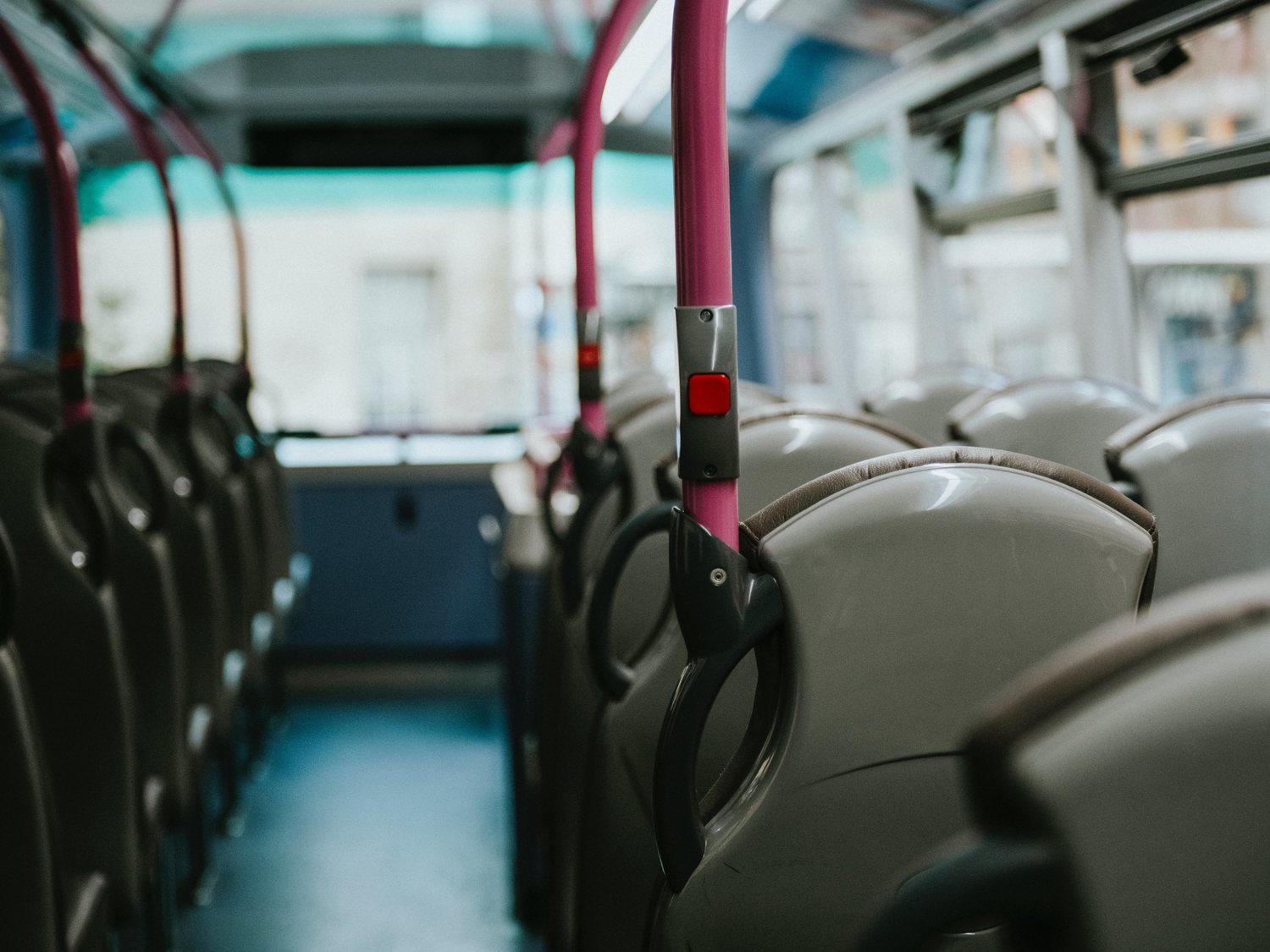 Propinan una brutal paliza a una mujer por estornudar sin mascarilla en un autobús