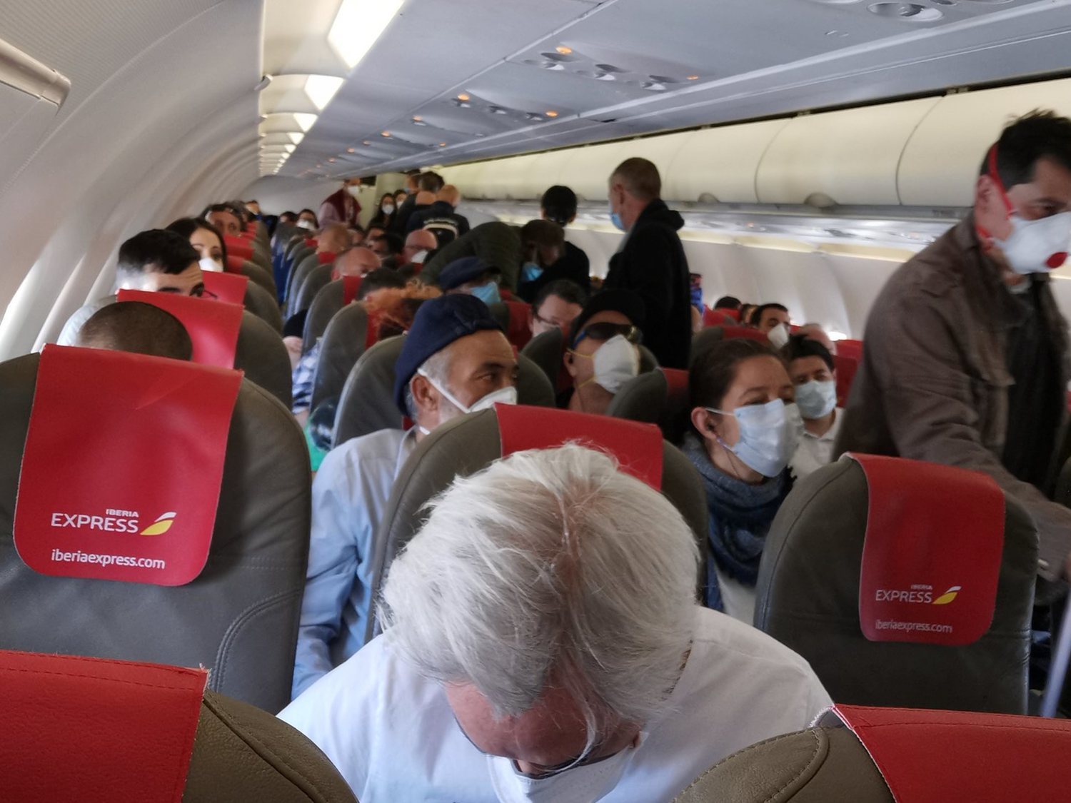 Indignación en un vuelo Madrid-Gran Canaria por la concentración del pasaje en plena pandemia