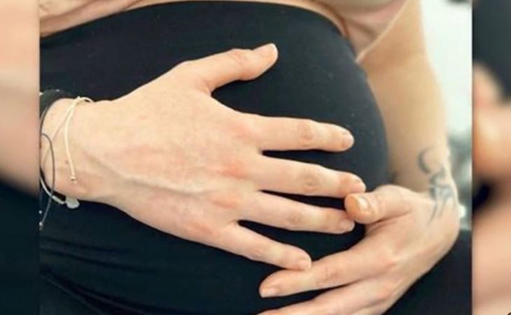 Malú luciendo su tripa de embarazada durante una clase de preparación al parto