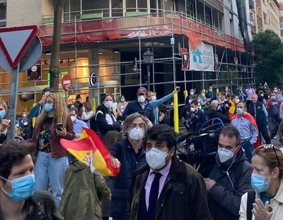 El esperpento de las aglomeraciones del barrio de Salamanca: protestando con palos de golf