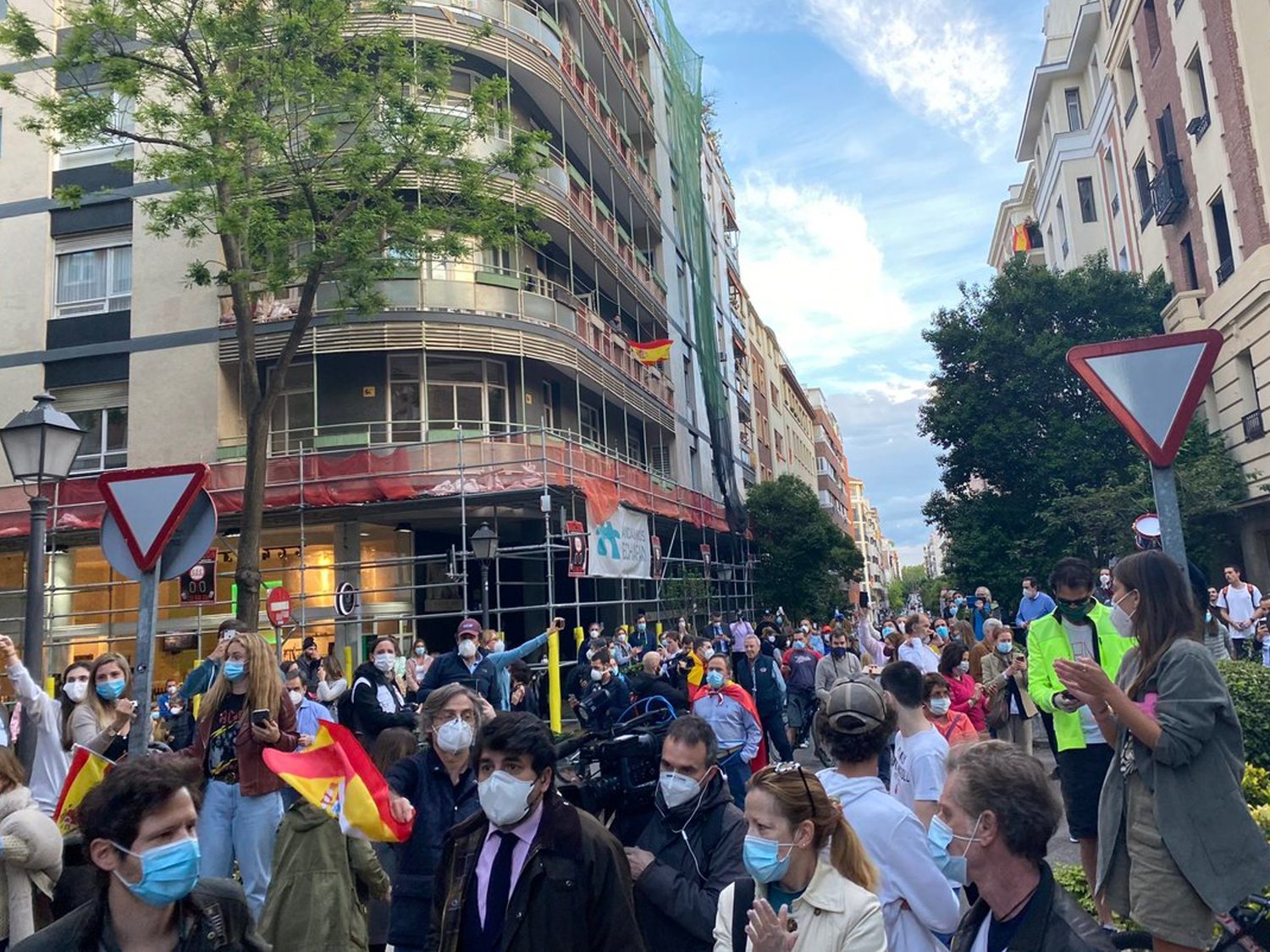El esperpento de las aglomeraciones del barrio de Salamanca: protestando con palos de golf