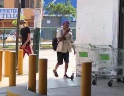 Graban a un hombre escupiéndose las manos y restregándolas en los carritos de un supermercado