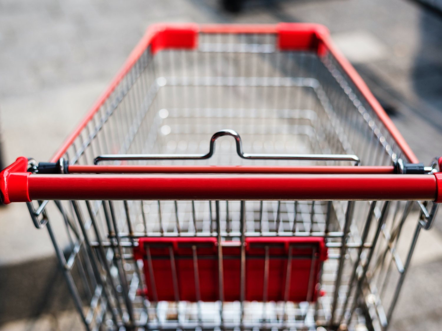 Graban a un hombre escupiéndose las manos y restregándolas en los carritos de un supermercado