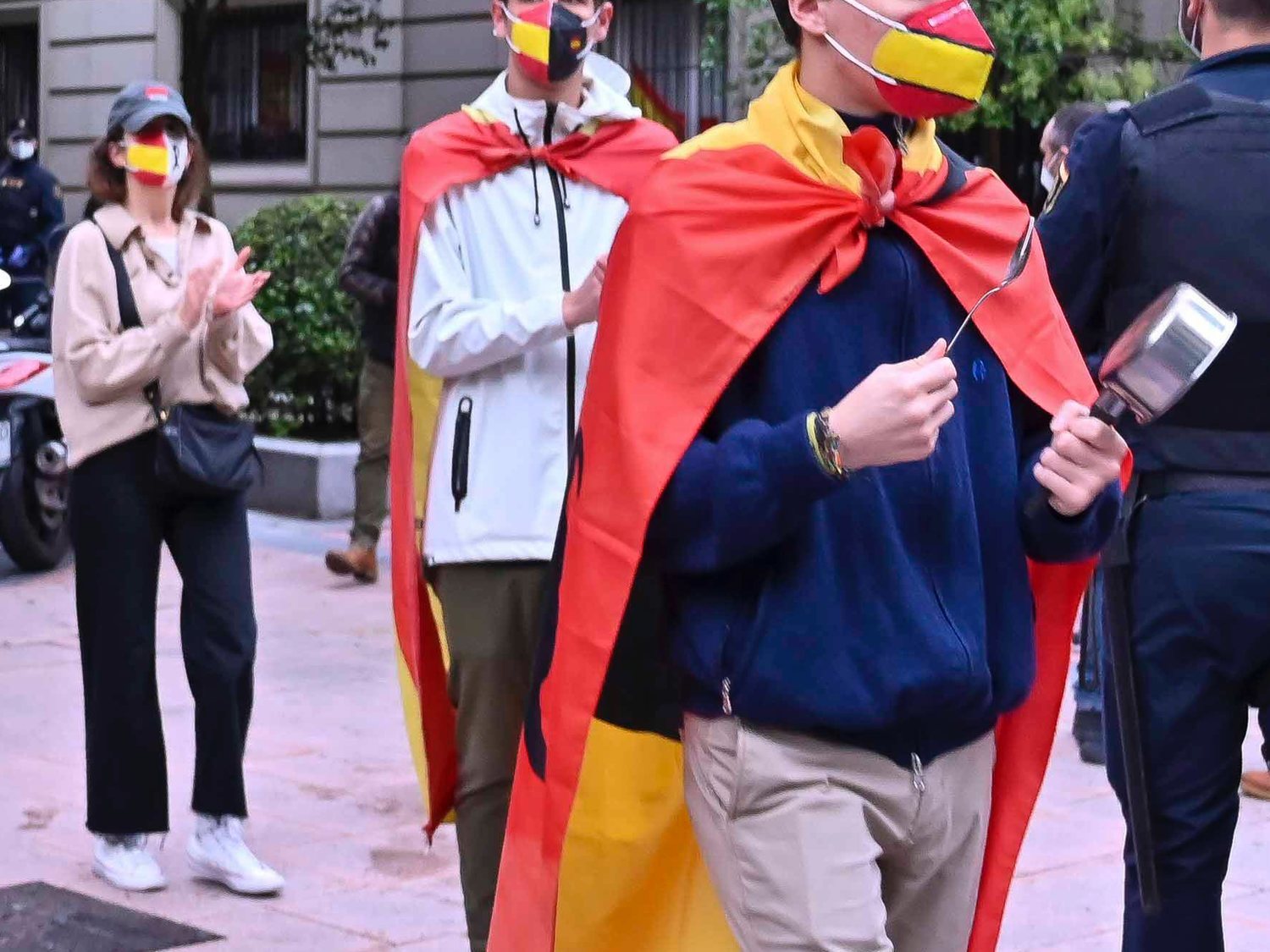 Protesta contra el Gobierno subido en su descapotable conducido por su chófer