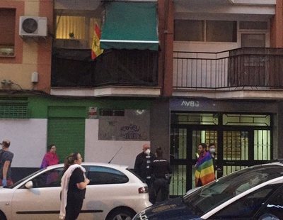 Los manifestantes de las cacerolas increpan a un joven por lucir la bandera LGTBI