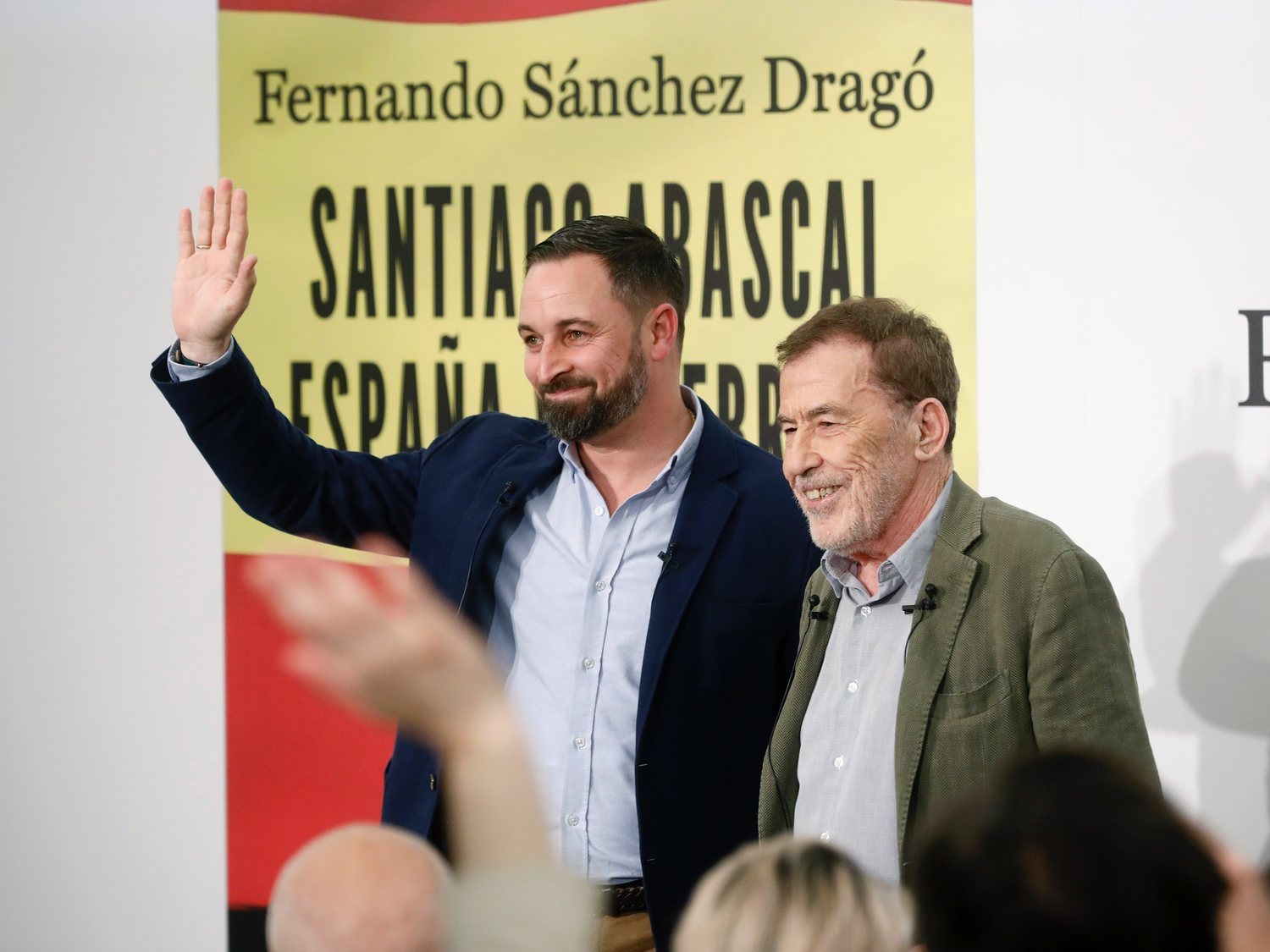 El biógrafo de Abascal advierte: "¿Duele que la derecha salga a la calle? Ya lo hizo en el 36"