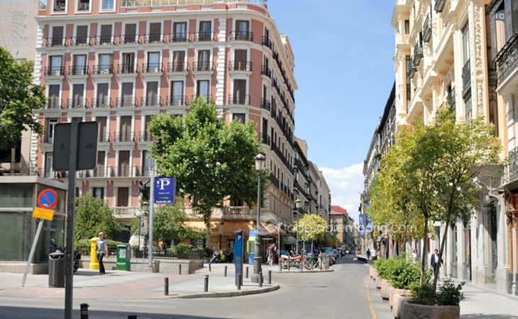 El edificio en la calle Barquillo, esquina plaza del Rey, donde residía Albert Rivera